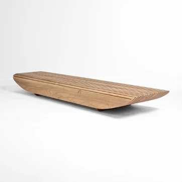 Mesa de centro Yotto, do designer Ronald Sasson, em madeira Freijó maciça.