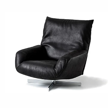 Poltrona giratória Chiara com base de aço cromado polido, estrutura de metal revestida com espuma de poliuretano flexível Gellyfoam e estofada em tecido ou couro