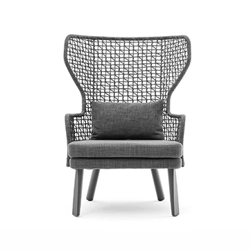 Poltrona externa EMMA BERGÈRE com estrutura de alumínio com pintura eletrostática em várias opções de cores. Revestida com fibra sintética e pés de alumínio ou de madeira Iroko natural