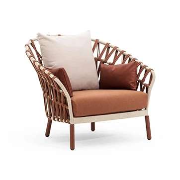 Poltrona baixa EMMA CROSS com estrutura de alumínio com pintura eletrostática e encosto com fita em tecido impermeável trançada à mão