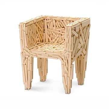 Poltrona design FAVELA feita à mão com pequenas ripas de madeira, pregadas e coladas ao acaso para um efeito único, em madeira Pinus e Teca