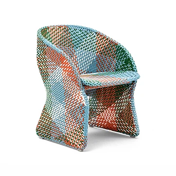 Poltrona outdoor MAAT com estrutura de alumínio, fibras sintéticas coloridas trançadas à mão e almofada de assento em tecido e espuma de drenagem Dryfeel