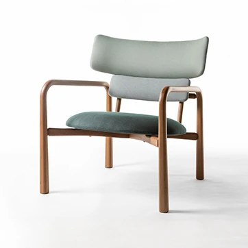 Poltrona design MINA com estrutura de madeira Tauari com várias opções de acabamentos, assento e encosto em tecido ou couro