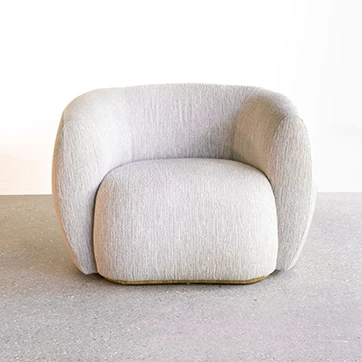 Poltrona curvada MULUNGU com base de madeira e estofada em tecido