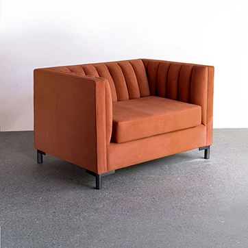 Poltrona design ONDAS com estrutura de madeira, pés em metal, estofado em tecido alaranjado