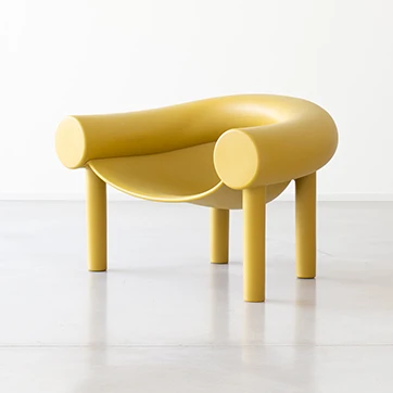 Poltrona design SAM SON com estrutura de polietileno amarelo.