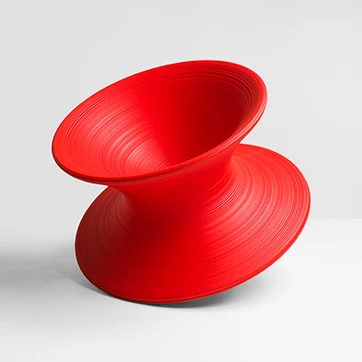 Poltrona de design SPUN com estrutura de polietileno vermelho.