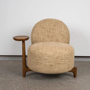 Vista frontal da poltrona Algodão em fundo branco, destacando o apoio em madeira Jatobá