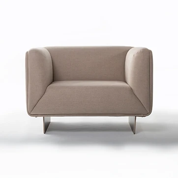 Poltrona design TENNO com base de metal e pintura acetinada ou em laminado de madeira, com assento e encosto estofados em tecido