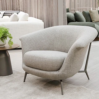 Poltrona Veneza em ambiente decorado, integrando-se harmoniosamente ao espaço.