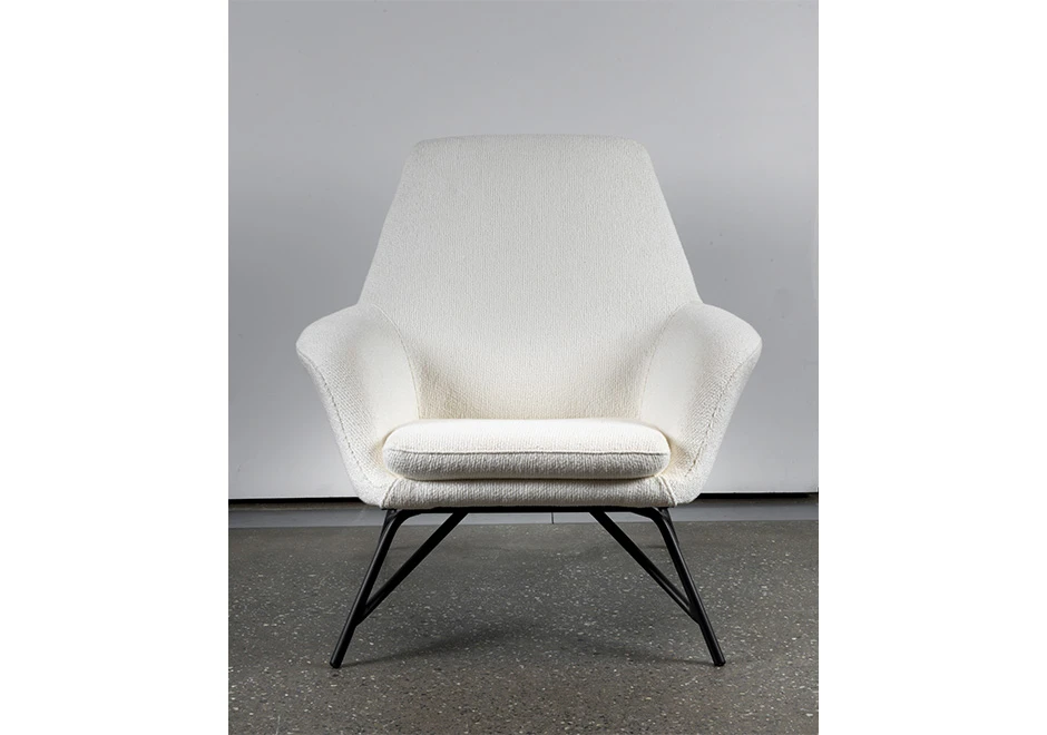 Vista frontal da poltrona Vermont, destacando a estrutura em aço carbono com acabamento cromado.