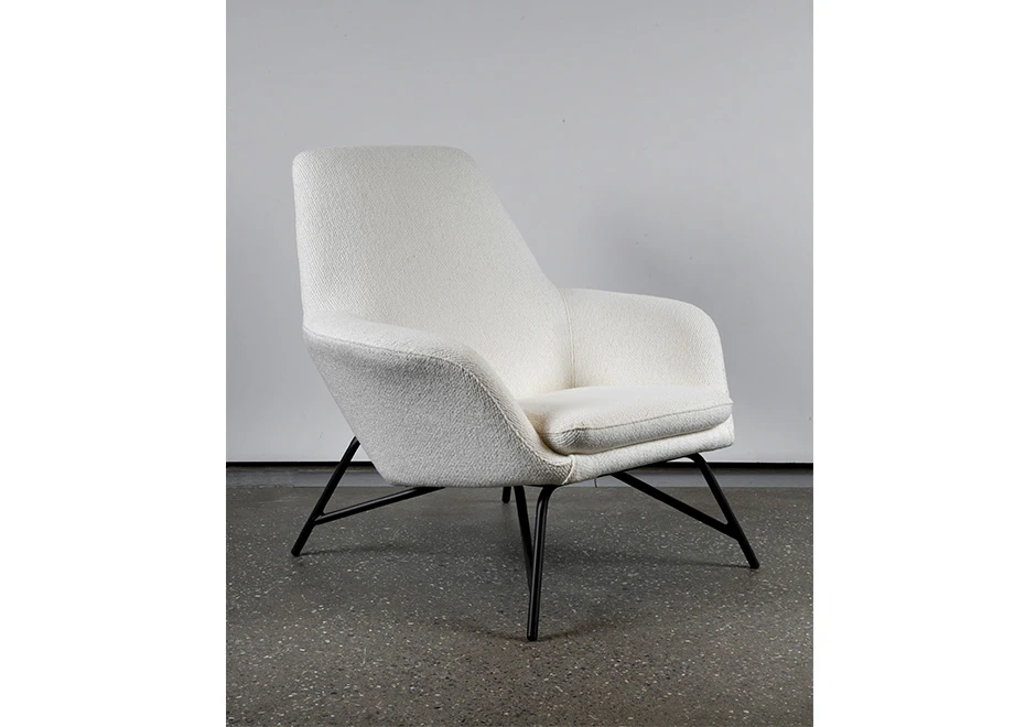 Vista lateral da poltrona Vermount, evidenciando a estrutura robusta e o design elegante.