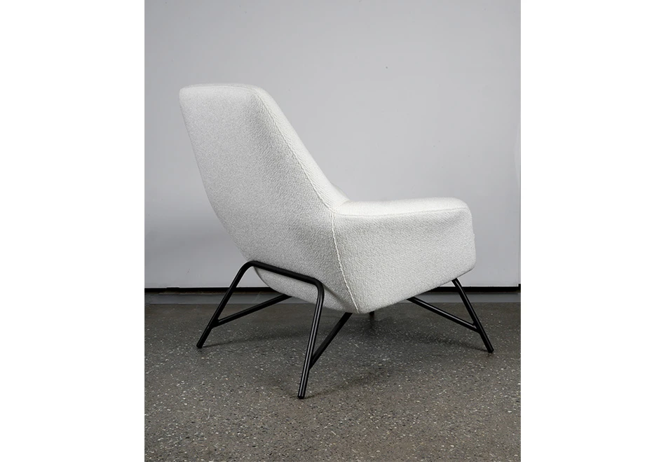 Close-up do estofado da poltrona Vermount, mostrando a almofada fixa no assento revestida em tecido ou couro.