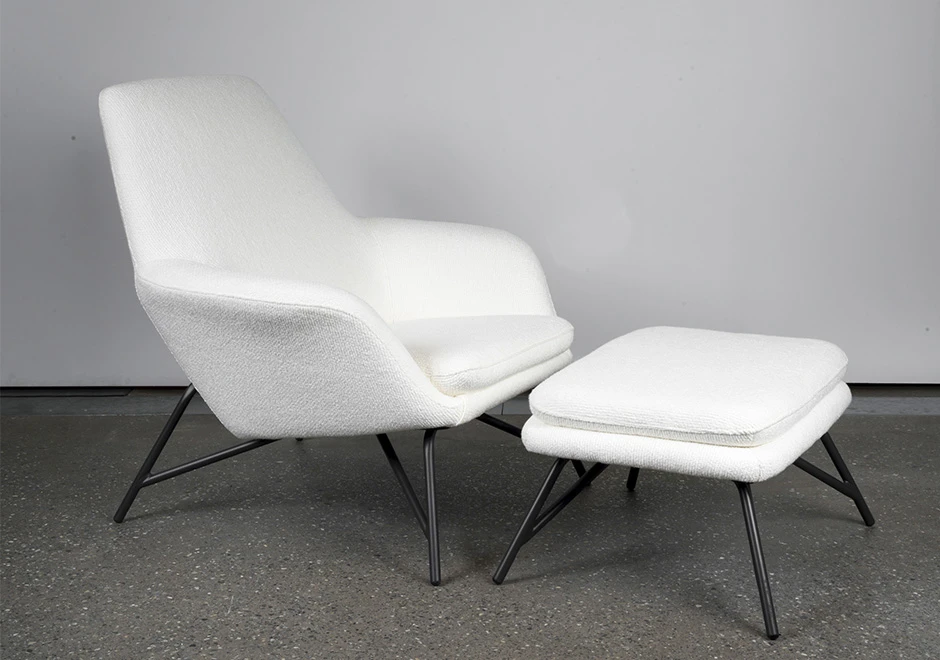 Vista da poltrona Vermount integrando-se com o pufe