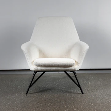 Vista frontal da poltrona Vermont, destacando a estrutura em aço carbono com acabamento cromado.