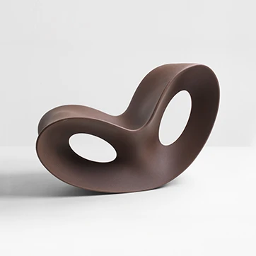 Poltrona design VOIDO, de Ron Arad, com estrutura de polietileno e disponível em seis cores