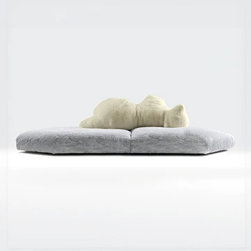 Sofá de design com estrutura de madeira, estofado em plumas e tecido na cor branco, em um fundo branco