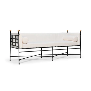 sofá contemporâneo com assentos e encostos brancos e estrutura fina levemente virado para a esquerda em um fundo branco.