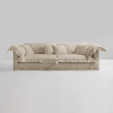 sofá modular claro visto de frente em um fundo branco e cinza.