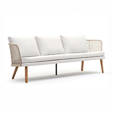 Sofá para área de lazer, na cor branca, com encosto em fibra na cor bege e pés de madeira natural. visto de lado em um fundo branco.