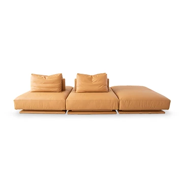 Sofá modular com pés em madeira e revestimento em tecido bege, visto de frente, em um fundo branco.