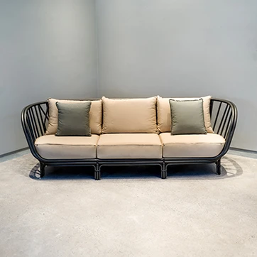 Sofá de área de lazer com estrutura de alumínio e fibra trançada manualmente, tecido na cor branca, visto de lado em um fundo branco.