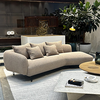 Vista do sofá em um ambiente decorado, integrando-se perfeitamente ao espaço.