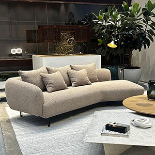 Vista do sofá em um ambiente decorado, integrando-se perfeitamente ao espaço.