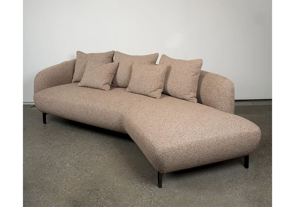 Close-up do sofé modular Narciso mostrando o revestimento em tecido, evidenciando o conforto proporcionado pelo mix de espumas e percintas elásticas.