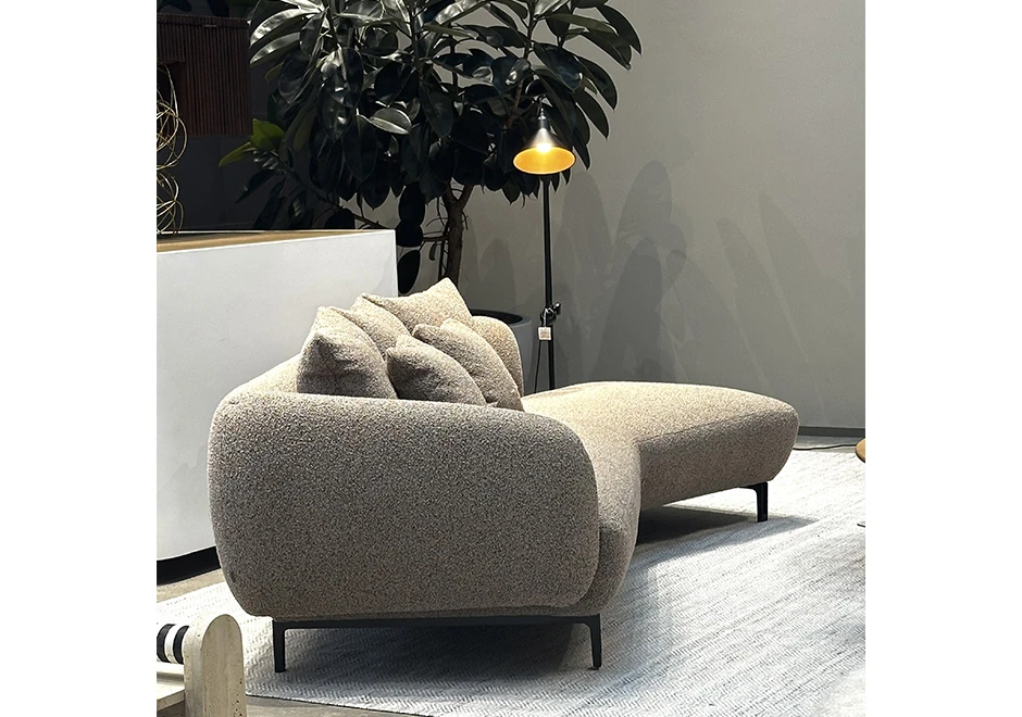 Vista lateral do sofá, mostrando a estrutura em madeira de reflorestamento e os pés em aço carbono.