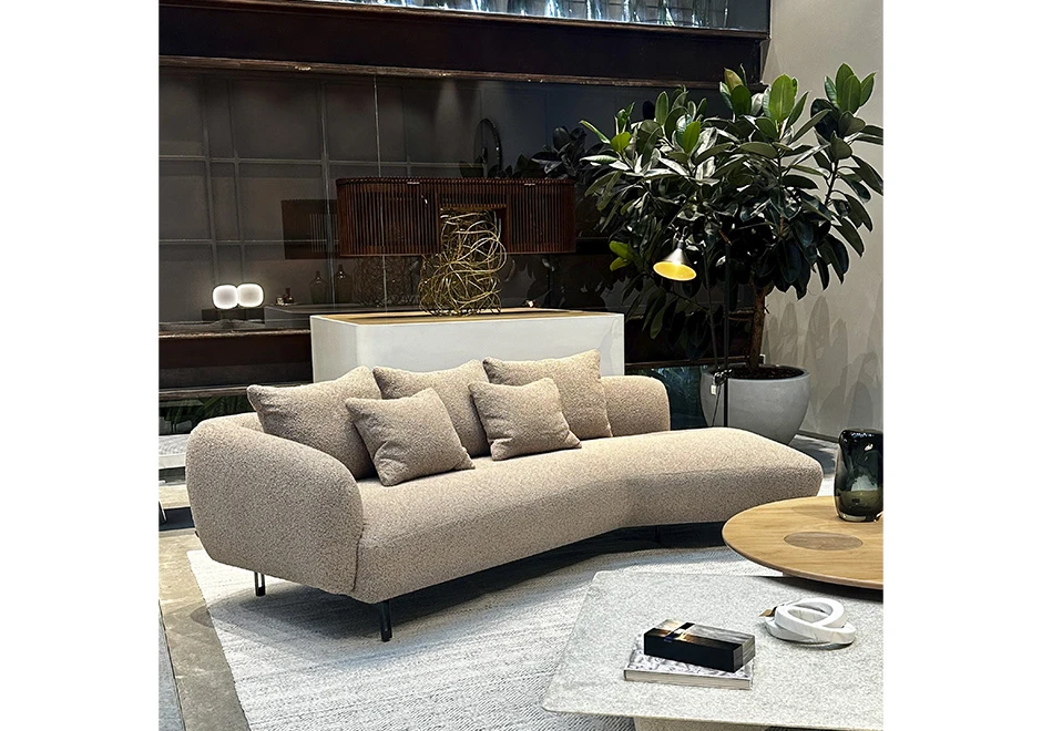 Vista do sofá em um ambiente decorado, integrando-se perfeitamente ao espaço.