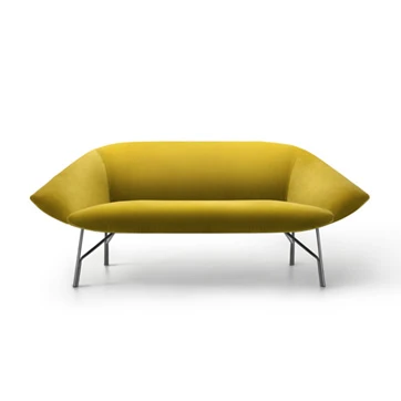 Sofá contemporâneo de 2 lugares com estrutura de metal, estofado em tecido amarelo, visto de frente, em um fundo branco.