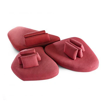 Sofá Pedras modular, com estrutura de madeira, com almofadas decorativas, estofado em tecido vermelho, visto de cima, em um fundo branco.