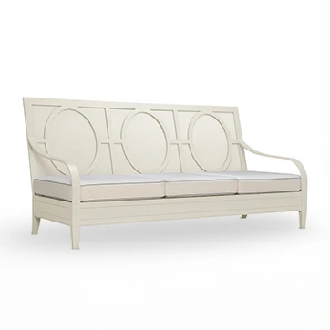 Sofá de área de lazer, com estrutura, assento e encosto em alumínio branco, visto de lado, em um fundo branco.