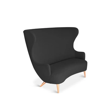 Sofá de design elegante, com estrutura de madeira, estofado em tecido cinza, visto de lado em um fundo branco.