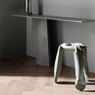 Banco Plopp em um ambiente decorado, integrando-se de forma moderna.