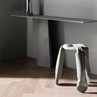Banco Plopp em um ambiente decorado, integrando-se de forma moderna.