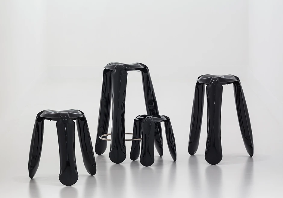 Conjunto de bancos Plopp em diferentes tamanhos e acabamentos.