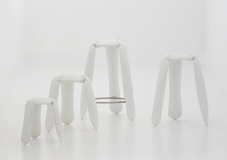 Conjunto de bancos Plopp na cor branca, em diferentes tamanhos