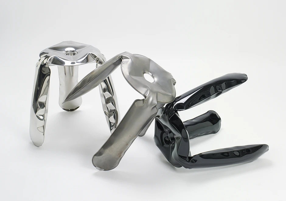 Close-up das dobras e texturas do banco Plopp que conferem ao banco sua aparência única.