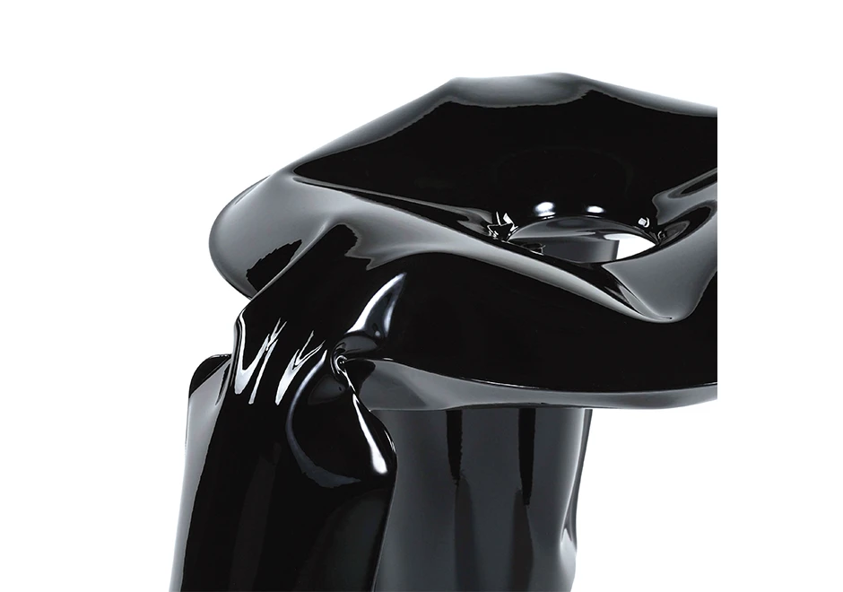 Detalhe do assento do banco Plopp, evidenciando a superfície texturizada.