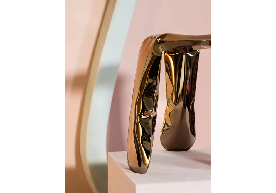 Close-up de uma perna do banco Plopp, destacando a estética das dobras.