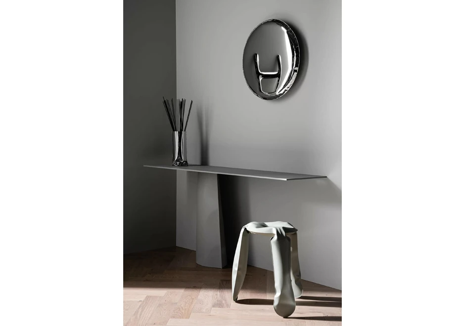 Banco Plopp em um ambiente decorado, integrando-se de forma moderna.