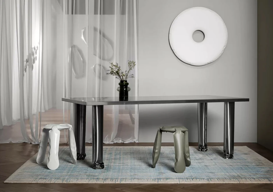 Vista de bancos Plopp em um ambiente decorado, integrando-se de forma moderna.