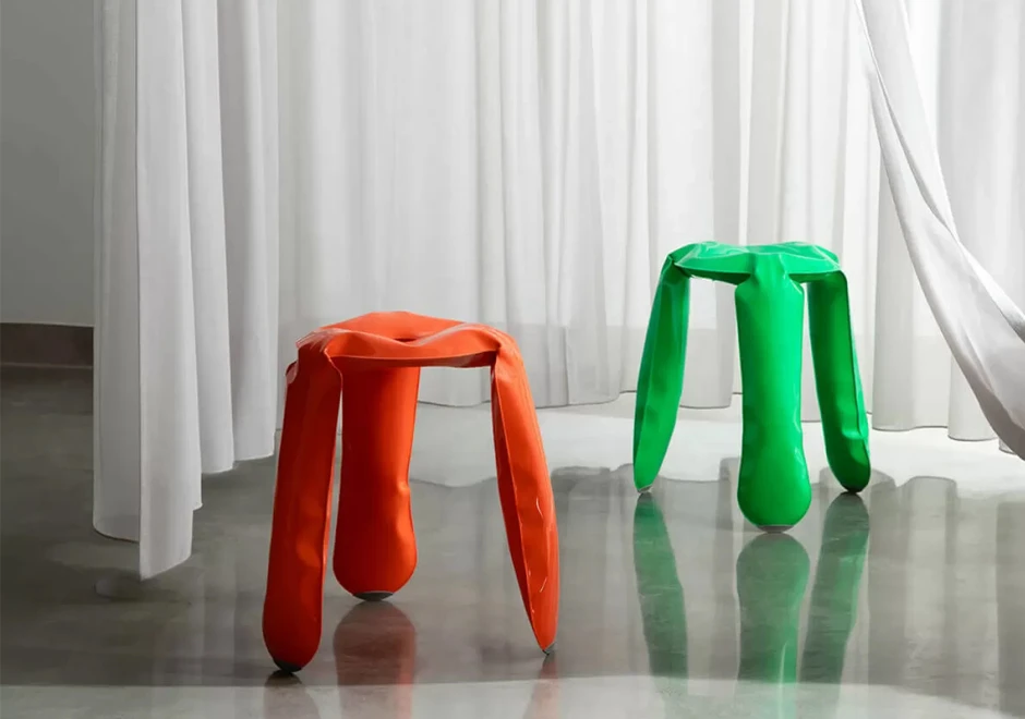 Vista lateral do banco Plopp, mostrando o perfil robusto e o formato distintivo.