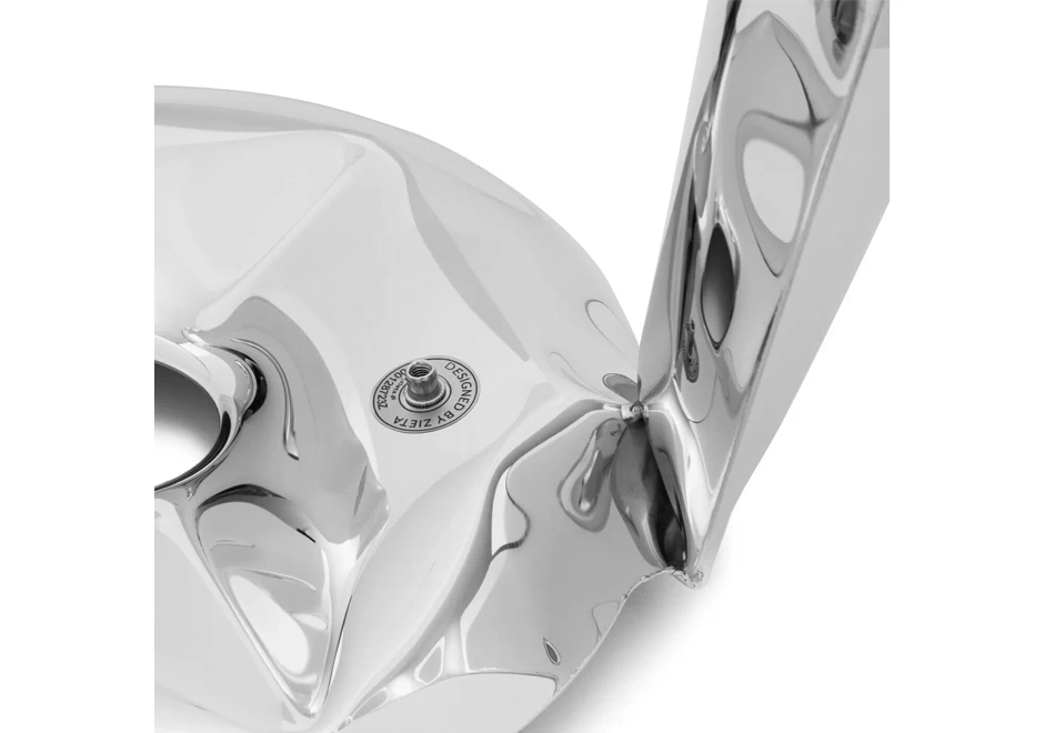 Detalhe do encaixe da perna do banco Plopp no assento