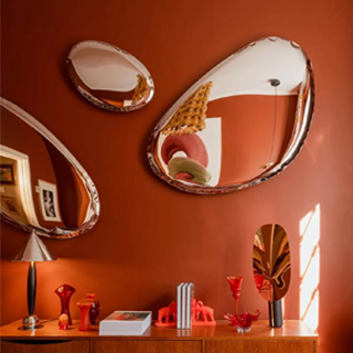 Conjunto de espelhos Tafla O de diferentes tamanhos em um ambiente decorado.