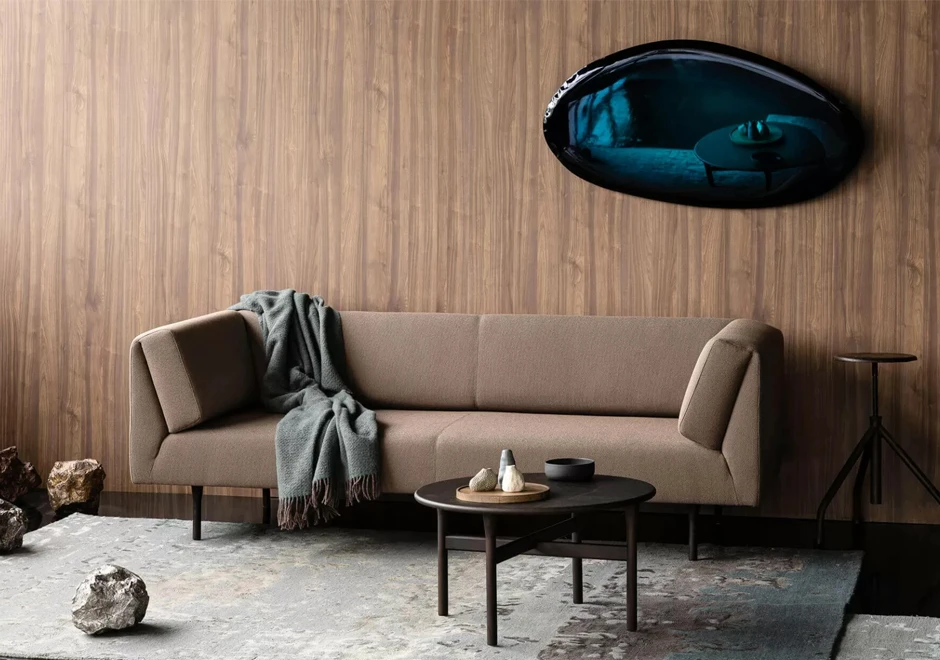 Espelho Tafla O em um ambiente decorado, refletindo o espaço de maneira artística.