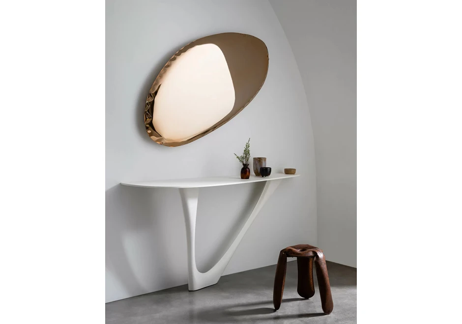 Espelho Tafla O visto em uma parede, criando um contraste moderno e elegante.