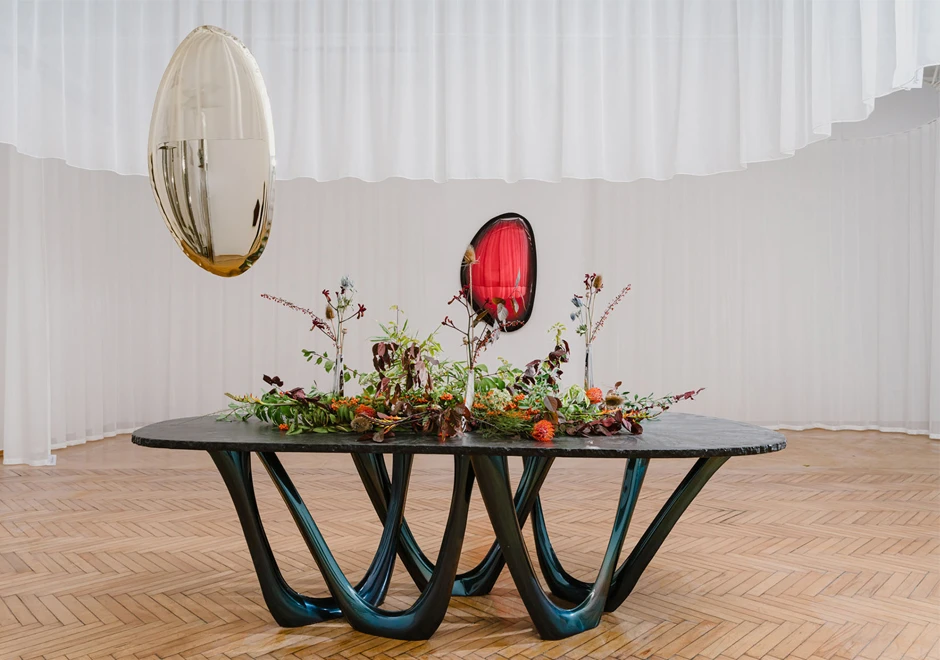 Espelho Tafla O em um ambiente decorado, refletindo o espaço de maneira artística.